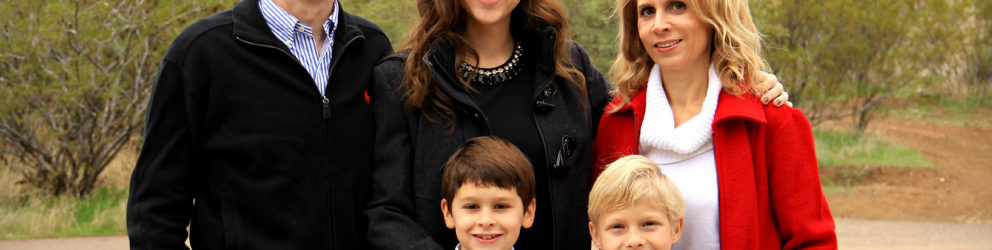 Famiglia ospitante che accoglie studentessa in vacanza studio