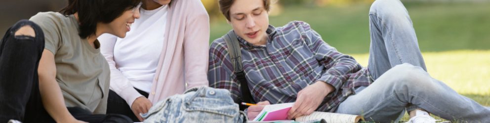 tre ragazzi in vacanza studio si rilassano sul prato