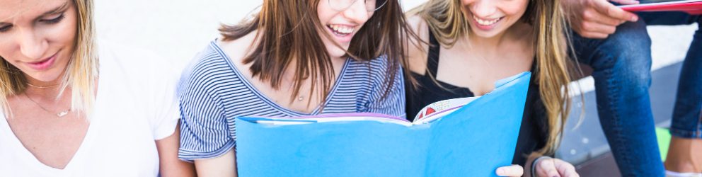 PCTO e viaggi studio all'estero: giovani studentesse sorridenti sulle scale di una scuola
