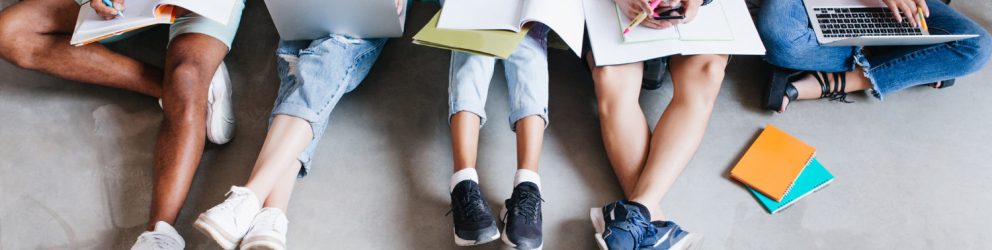 mobilità studentesca: ragazzi che studiano seduti sul pavimento