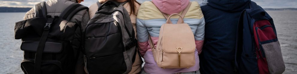 ragazzi in inverno che guardano il mare al primo viaggio senza i genitori