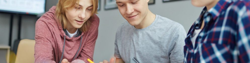 ragazzi che lavorano insieme a un compito sviluppando soft skills utili per il lavoro