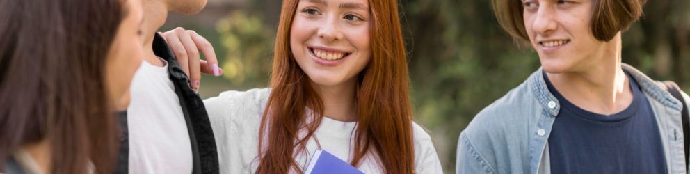Ragazzi in vacanza studio socializzano in sicurezza sotto supervisione di un adulto