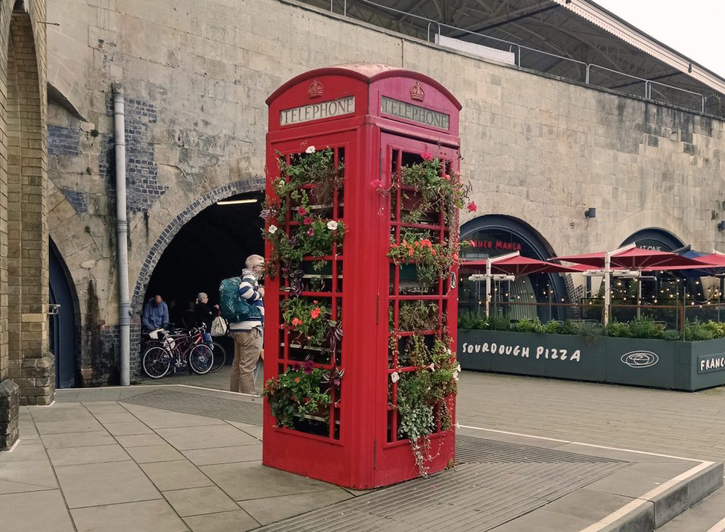 Bath, cabina del telefono fotografata da Aurora