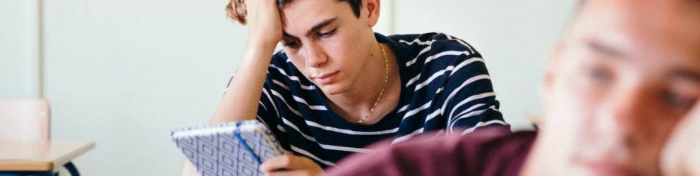 studente in difficoltà in classe durante anno all'estero